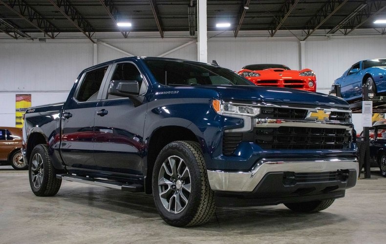 2023 Chevrolet Silverado - photo 3